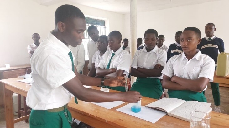 Im Naturlehreraum bei Versuchen